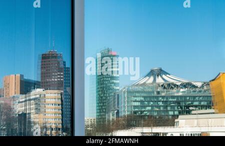 Berlin, reflet des gratte-ciels de la Potsdamer Platz et du Sony Center dans le Kulturforum Banque D'Images