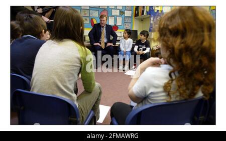 Charles Kennedy sur la piste électorale visite Weston Park École primaire dans le nord de Londres et répond aux questions de Children.pic David Sandison 27/4/2005 Banque D'Images