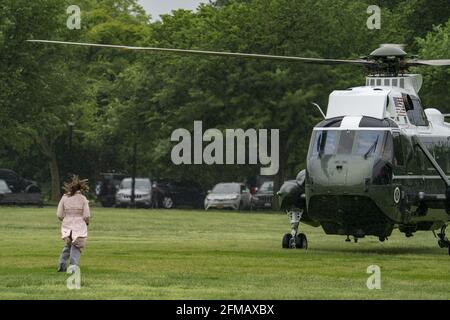 Washington DC, États-Unis. 07e mai 2021. Marine One atterrit sur l'Ellipse alors qu'elle se prépare à emmener le président Joe Biden à Camp David près de la Maison Blanche à Washington, DC, le vendredi 7 mai 2021. Photo par Tasos Katopodis/Pool/ABACAPRESS. Credit: Abaca Press/Alay Live News Banque D'Images