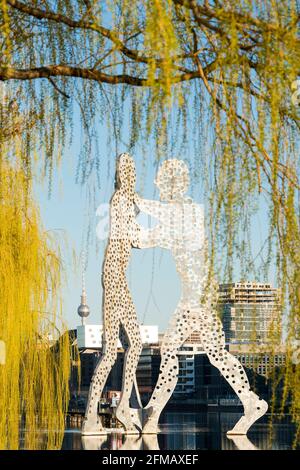 Berlin, Spree, sculpture 'Molecule Man', promenade, vue à travers les branches de saule Banque D'Images