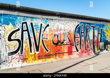 Berlin, East-Side-Gallery sur l'ancien mur de Berlin, la plus longue galerie en plein air du monde, Yvonne Matzat: 'Save Our Earth' Banque D'Images