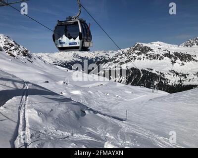 Domaine skiable de Galtür, Silvapark, Silvretta, piste de ski, Breitspitzbahn, Gondole monocable, montagnes, paysage d'hiver, Verwallgruppe, Paznauntal, Tyrol, Vorarlberg, Autriche Banque D'Images