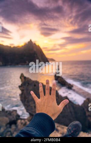 Main d'une personne sur la vue du phare de Pasajes San Juan à Gipuzkoa, Espagne Banque D'Images