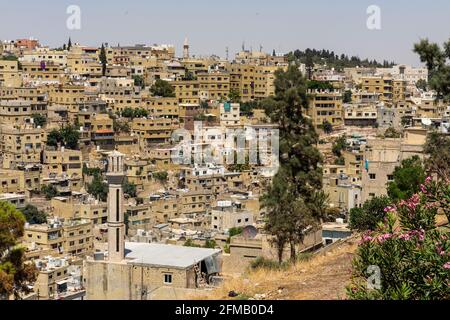 Vue imprenable sur la vieille ville d'Amman, en Jordanie, avec des immeubles résidentiels de faible hauteur et une ancienne mosquée Banque D'Images