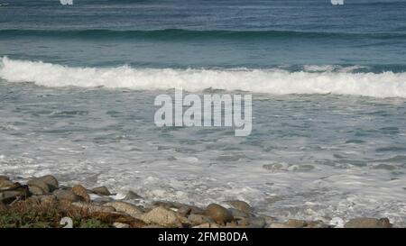 Vagues et rochers, Monterey, Californie du Nord, États-Unis. 17 km en voiture près de Big sur, station touristique de golf en bord de mer sur la Pacific Coast Highway. Eau et brise marine de la plage de Pebble. Voyage en voiture. Banque D'Images
