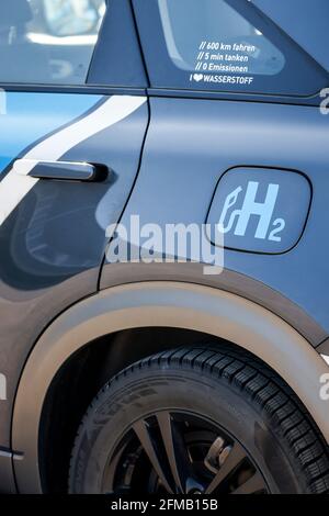 Herten, Rhénanie-du-Nord-Westphalie, Allemagne - bouchon de remplissage de carburant H2, voiture à hydrogène, se remplit d'hydrogène H2 dans une station de remplissage d'hydrogène H2. Banque D'Images