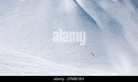 Deux amateurs de ski sur une piste de neige très fréquentée. Höferspitze, Alpes Allgäu, Vorarlberg, Autriche, Europe Banque D'Images