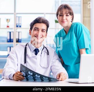 Les deux médecins en discussion à l'hôpital Banque D'Images