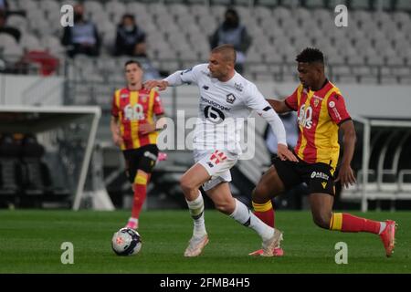 Objectif, hauts de France, France. 8 mai 2021. Avant de Lille BURAK YILMAZ en action pendant le championnat français de football Ligue 1 Uber Lille mange contre RC Lens au stade Felix Bolaert Delelis - Lens.Lille a gagné 3:0 et conserve la tête du championnat devant le PSG de NEYMAR Jr et KYLIAN MBAPPE crédit: Pierre Stevenin/ZUMA Wire/Alay Live News Banque D'Images