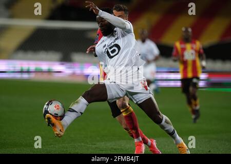 Objectif, hauts de France, France. 8 mai 2021. Milieu de terrain de Lille JONATHAN BAMBA en action pendant le championnat français de football Ligue 1 Uber mange Lille contre RC Lens au stade Felix Bolaert Delelis - Lens.Lille a gagné 3:0 et conserve la tête du championnat devant le PSG de NEYMAR Jr et KYLIAN MBAPPE crédit: Pierre Stevenin/ZUMA Wire/Alay Live News Banque D'Images