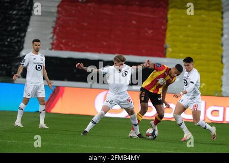 Objectif, hauts de France, France. 8 mai 2021. Le défenseur de Lens LOIC BADE en action pendant le championnat français de football Ligue 1 Uber Eats RC Lens contre Lille OSC au stade Felix Bolaert Delelis - Lens.Lille a gagné 3:0 et conserve la tête du championnat devant le PSG de NEYMAR Jr et KYLIAN MBAPPE crédit: Pierre Stevenin/ZUMA Wire/Alay Live News Banque D'Images