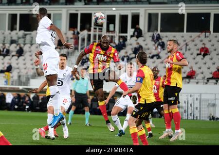 Objectif, hauts de France, France. 8 mai 2021. Milieu de terrain de Lens SEKO FOFANA en action pendant le championnat français de football Ligue 1 Uber Eats RC Lens contre Lille OSC au stade Felix Bolaert Delelis - Lens.Lille a gagné 3:0 et conserve la tête du championnat devant le PSG de NEYMAR Jr et KYLIAN MBAPPE crédit: Pierre Stevenin/ZUMA Wire/Alay Live News Banque D'Images