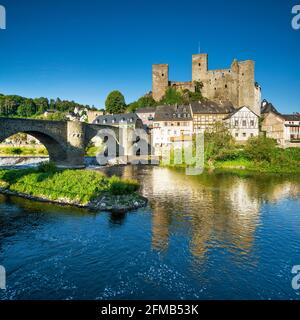 Allemagne, Hesse, Runkel, château et ville de Runkel avec un pont en pierre médiéval sur la rivière Lahn Banque D'Images