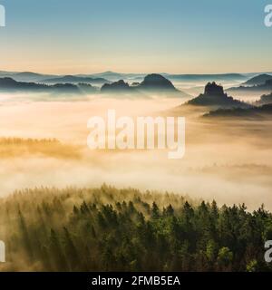 Ambiance matinale dans les montagnes de grès d'Elbe, vue sur Lorenzsteine et Hinteres Raubschloss ou Winterstein, brouillard dans la vallée, Parc national de la Suisse saxonne, Saxe, Allemagne Banque D'Images