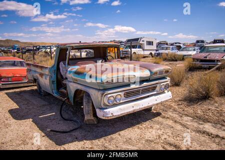 Gros plan d'un vieux camion abandonné dans un chantier sous la lumière du soleil Banque D'Images