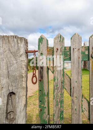 Ancienne porte de ferme avec le loquet se détachent Banque D'Images