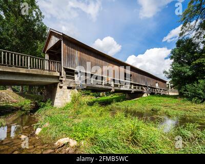 Pont en bois couvert historique au-dessus de la rivière ILM, Buchfart, Thuringe, Allemagne Banque D'Images