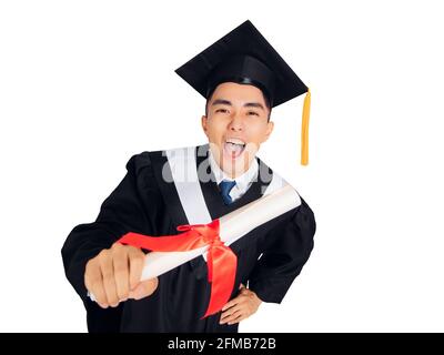 Jeune homme excité en robe de graduation noire et chapeau montrant diplôme Banque D'Images