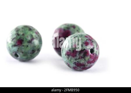 Différentes perles de pierre naturelle sur fond blanc, pierre à l'agate de quartz Perles, de nombreux bracelets en pierres naturelles diverses, boules de minéraux naturels ge Banque D'Images