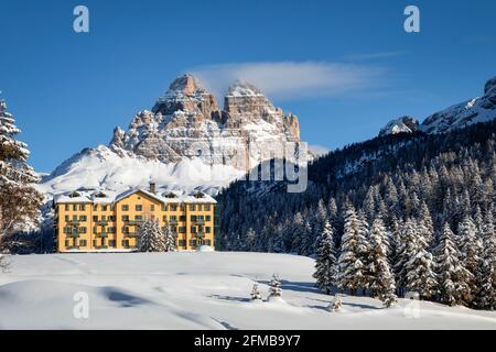 Misurina en hiver, l'institut 'Pio XII' - centre pour le traitement et la réadaptation des maladies respiratoires chez les enfants, en arrière-plan la face sud de la Tre Cime di Lavaredo, Dolomites, Auronzo di Cadore, Belluno, Vénétie, Italie Banque D'Images