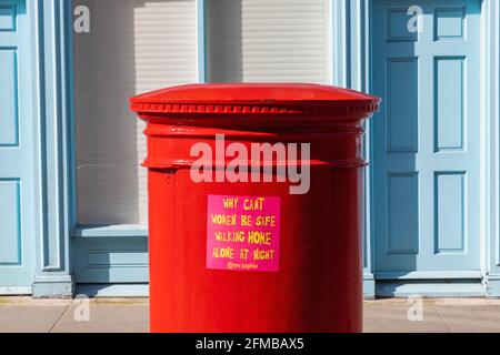 Angleterre, Londres, Southwark, Bermondsey Street, Street Scene of Traditional Red Letterbox with Women's Protest Poster « Why CAn't Women be Safe Walking Home Alone at Night » Banque D'Images