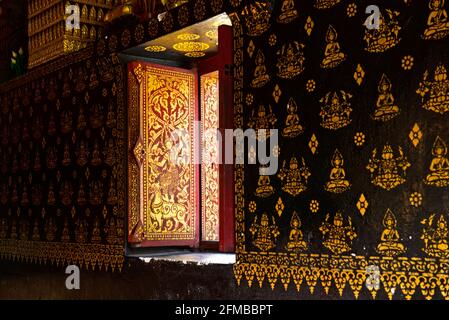 Volet décoré de pochoirs dorés, temple Wat Xieng Thong, Luang Prabang, Laos Banque D'Images