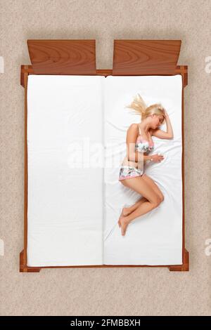 Woman lies asleep in bed Banque D'Images