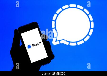 Espagne. 06e mai 2021. Sur cette photo, une application signal affichée sur un smartphone avec le logo signal en arrière-plan. (Photo de Thiago Prudencio/SOPA Images/Sipa USA) crédit: SIPA USA/Alay Live News Banque D'Images