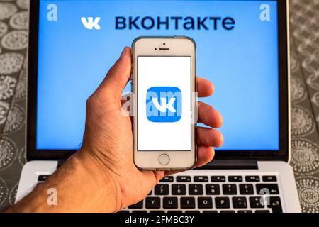 Espagne. 06e mai 2021. Sur cette photo, une application Vkontakte s'affiche sur l'écran d'un smartphone avec le logo Vkontakte et un ordinateur portable sur l'arrière-plan. (Photo de Thiago Prudencio/SOPA Images/Sipa USA) crédit: SIPA USA/Alay Live News Banque D'Images