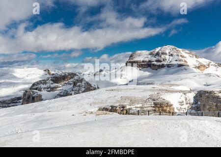 Vue de Sass Pordoi à Piz Boè, 3152 m, derrière les Alpes de Zillertal, chaîne de montagnes de Sella, Col de Pordoi, Sellaronda, Tyrol du Sud, Alto Adige, Dolomites, Italie, Europe Banque D'Images