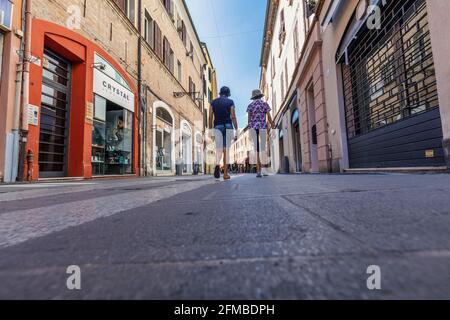 les touristes se promènent dans les rues du centre historique de ferrara, émilie-romagne, italie, europe Banque D'Images