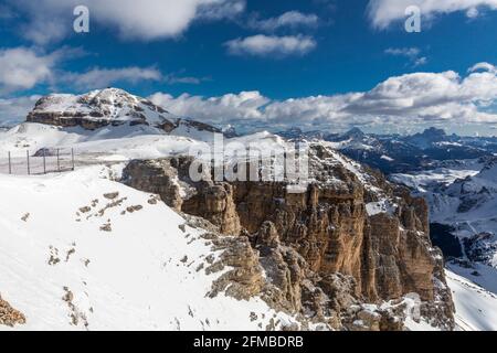 Vue depuis la terrasse d'observation de Sass Pordoi sur Piz Boè, 3152 m, Sass de Forcia, 2923 m, derrière le groupe Fanes et le groupe Tofana, chaîne de montagnes Sella, Col de Pordoi, Sellaronda, Tyrol du Sud, Alto Adige, Dolomites, Italie, Europe Banque D'Images