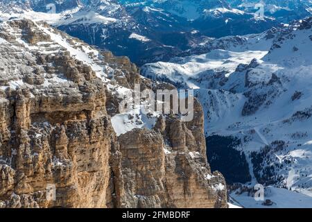 Vue depuis la terrasse d'observation de Sass Pordoi sur Sass de Forcia, 2923 m, chaîne de montagnes de Sella, Pordoi Pass, Sellaronda, Tyrol du Sud, Haut-Adige, Dolomites, Italie, Europe Banque D'Images