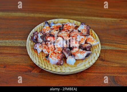 Plat d'octopus galicien sur une table en bois Banque D'Images