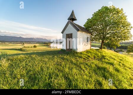 La Mesnerhauskapelle Aidling avec vue sur le Riegsee in le soir Banque D'Images