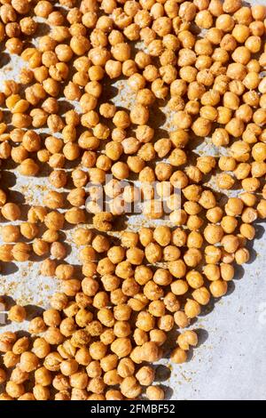 Cuisine ayurvédique - pois chiches rôtis au four sur un plaque de cuisson à refroidir Banque D'Images