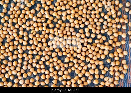 Cuisine ayurvédique - pois chiches rôtis au four, les pois chiches préalablement trempés dans l'eau sont séchés sur une serviette Banque D'Images