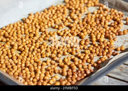 Cuisine ayurvédique - pois chiches rôtis au four sur un plaque de cuisson à refroidir Banque D'Images