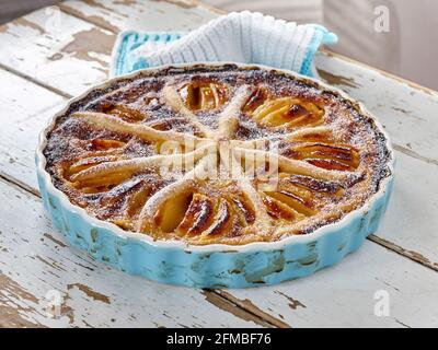 Tarte aux pommes « Alsatian-Art » cuite dans une tarte bleu clair forme avec porte-pots à crochetées bleu clair et blanc Banque D'Images