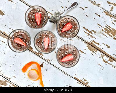 Cuisine ayurvédique - cinq bols en verre de mousse au chocolat avec tofu en soie, fraises en garniture Banque D'Images