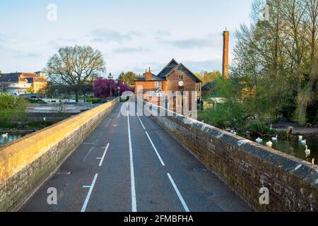 Pont de tramway traversant la rivière avon au lever du soleil au printemps. Stratford-upon-Avon, Warwickshire, Angleterre Banque D'Images