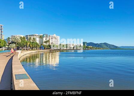 La pittoresque promenade du front de mer de Cairns City offre une vue sur l'esplanade baignade de la lagune et autour de la promenade de balayage de l'entrée vers le nord jusqu'à l'aéroport Banque D'Images