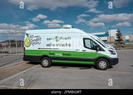 11 2021 avril - Calgary Alberta Canada - économisez camions de livraison de produits alimentaires pour les commandes en ligne Banque D'Images