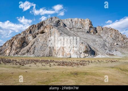 high rock, une montagne avec une grotte avec une grande entrée dans une grotte dans une zone plate qui est visitée par les touristes, les gens Banque D'Images