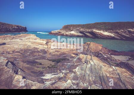 Paysage marin. Côte des montagnes Rocheuses par temps ensoleillé. Praia de Esteiro, Ribadeo, Lugo, Espagne, Europe Banque D'Images