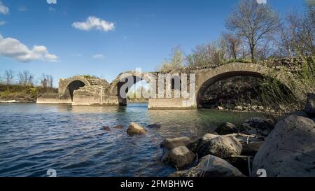 Vestiges de l'ancien pont romain au-dessus de l'Hérault près de Saint Thibéry. Pont de l'arche du segment romain sur la via Domitia. Reconstruit au XVe siècle après une inondation. Banque D'Images