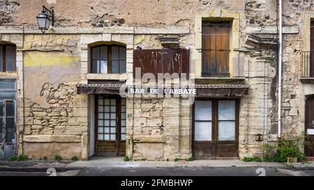 Bar fermé à Saint Thibéry dans l'ancienne abbaye. Construit au XVII siècle. Monument historique. Banque D'Images