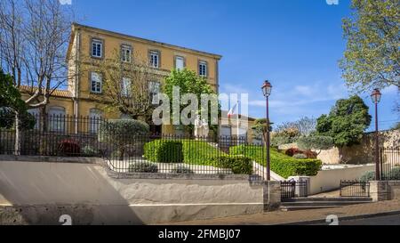 Mémorial de guerre à Capestang au printemps. Banque D'Images