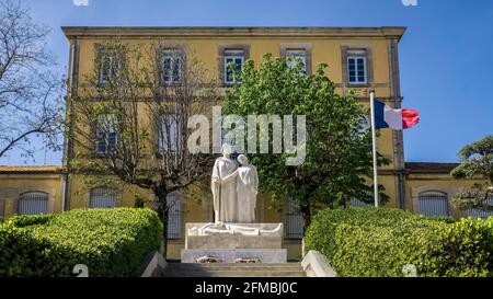 Mémorial de guerre à Capestang au printemps. Banque D'Images