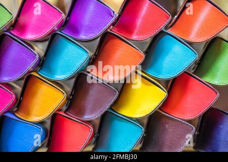 Des étuis à lunettes aux couleurs vives et colorées fabriqués à la main dans les ateliers florentins, en vente sur le marché de Florence Porcellino, Florence, Toscane, Italie Banque D'Images